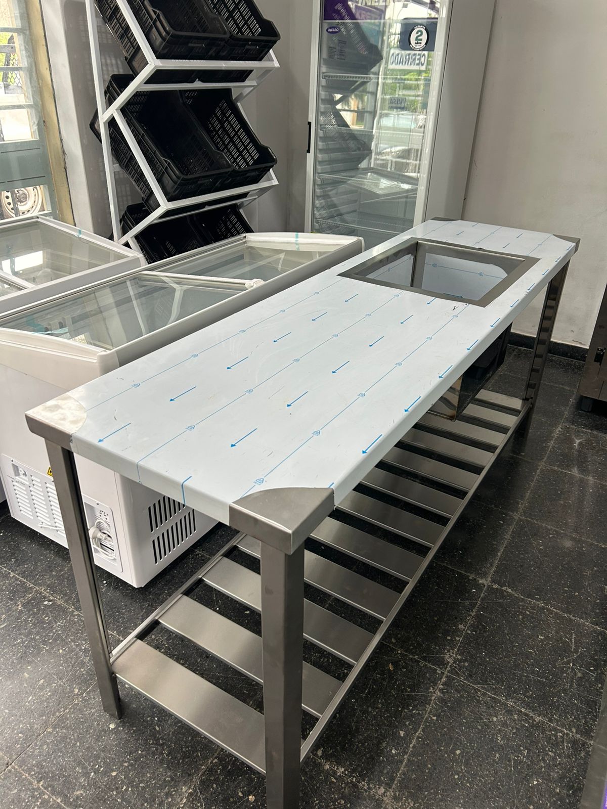 Mesada de acero inoxidable con bacha a medida para cocina profesional